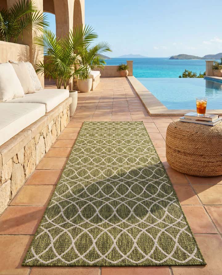 2' 7 x 10' Easy-Clean Trellis Indoor / Outdoor Runner Rug