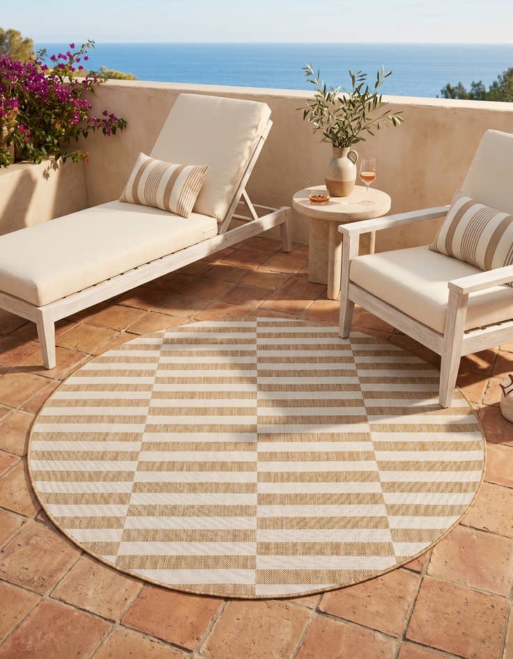Detail image of 6' x 6' Easy-Clean Striped Indoor / Outdoor Round Rug