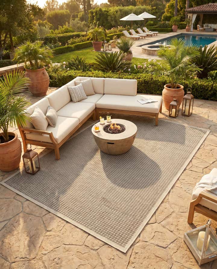 6' x 9' Easy-Clean Border Indoor / Outdoor Rug