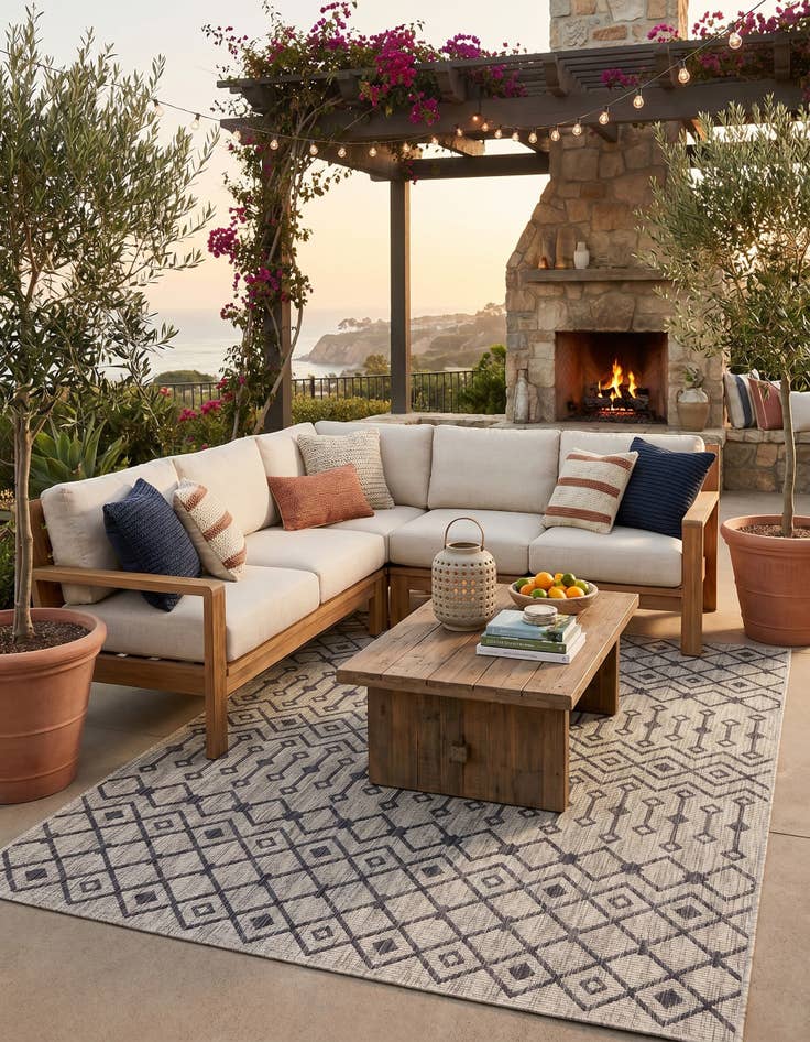 Detail image of 7' x 10' Easy-Clean Lattice Indoor / Outdoor Rug