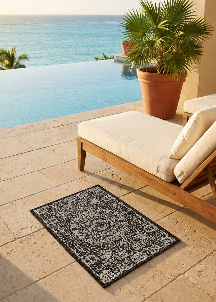 2' x 3' Easy-Clean Traditional Indoor / Outdoor Rug
