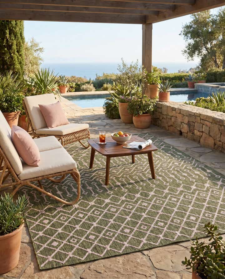 7' 10 x 11' Easy-Clean Lattice Indoor / Outdoor Rug