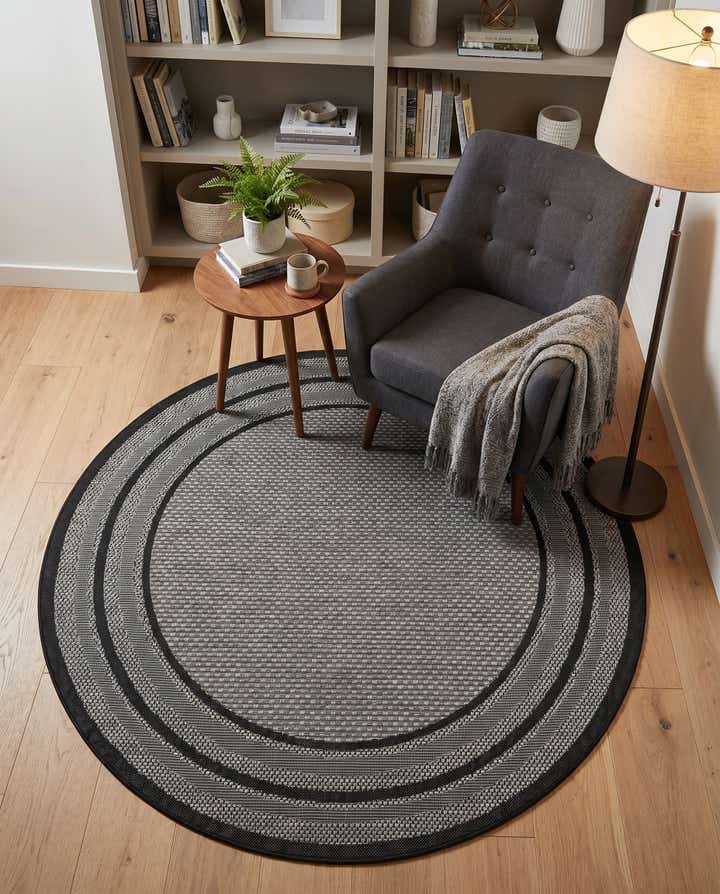 5' 3 x 5' 3 Easy-Clean Border Indoor / Outdoor Round Rug