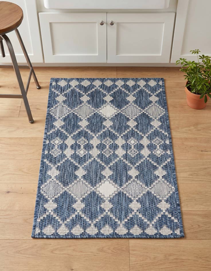 Detail image of 2' x 3' Easy-Clean Trellis Indoor / Outdoor Rug