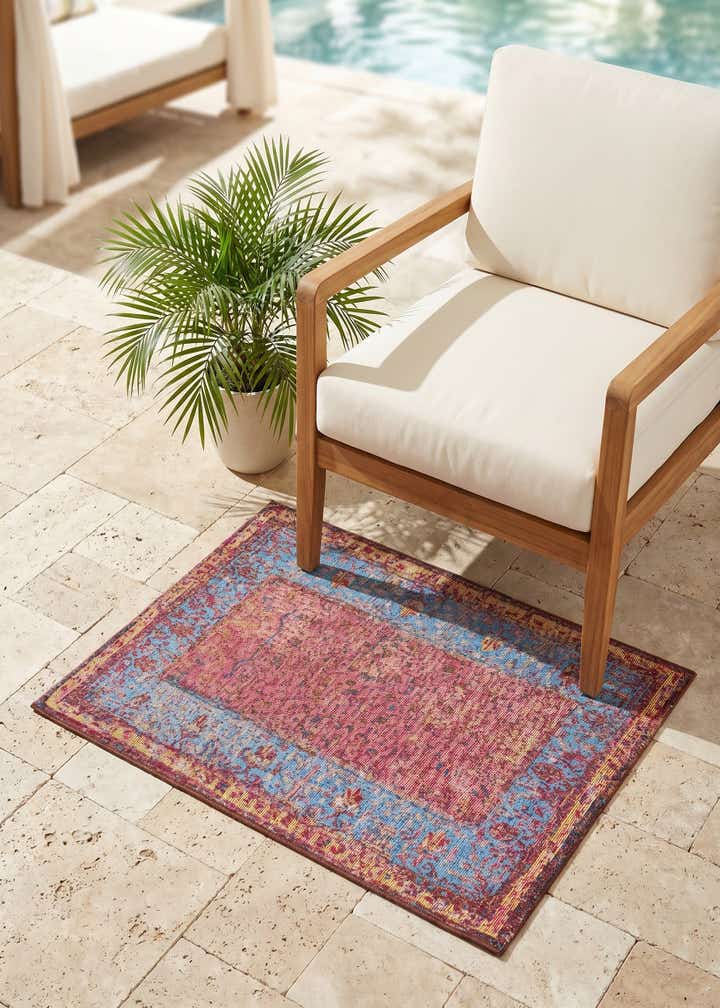 2' x 3' 1 Easy-Clean Traditional Indoor / Outdoor Rug