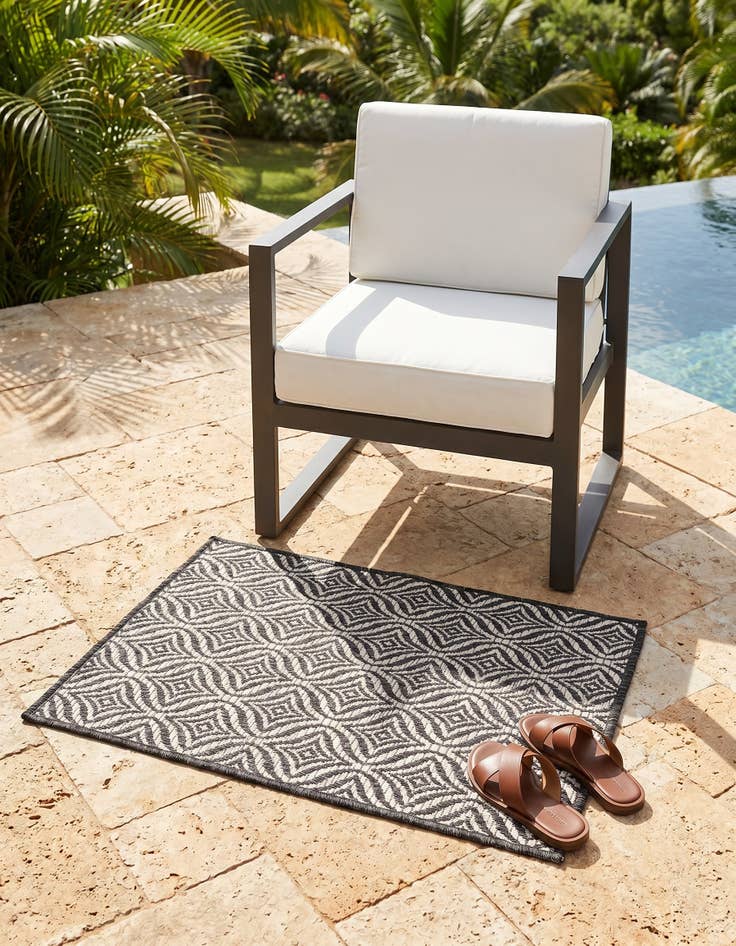 Detail image of 2' x 3' Easy-Clean Trellis Indoor / Outdoor Rug