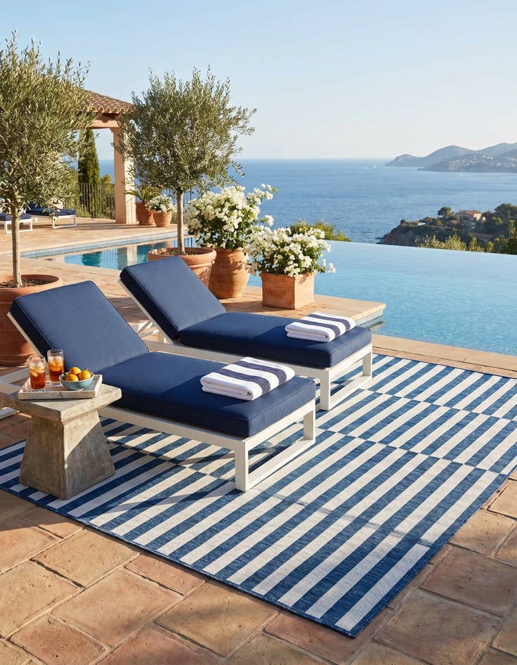 Detail image of 6' x 9' Easy-Clean Ribbon Indoor / Outdoor Rug