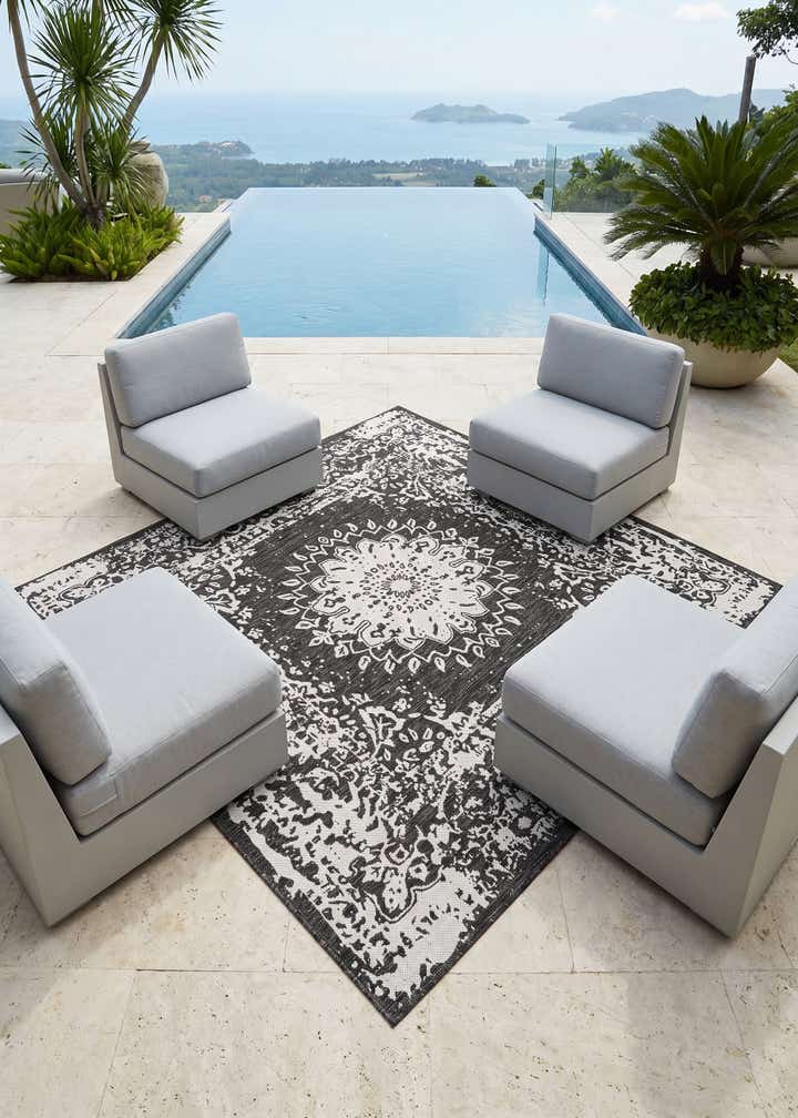 7' 10 x 7' 10 Easy-Clean Traditional Indoor / Outdoor Square Rug