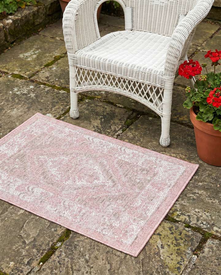 2' x 3' Easy-Clean Traditional Indoor / Outdoor Rug