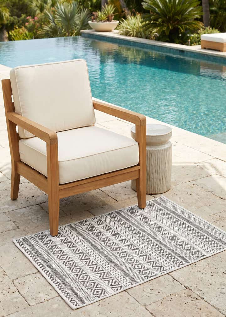 2' x 3' Easy-Clean Ribbon Indoor / Outdoor Rug