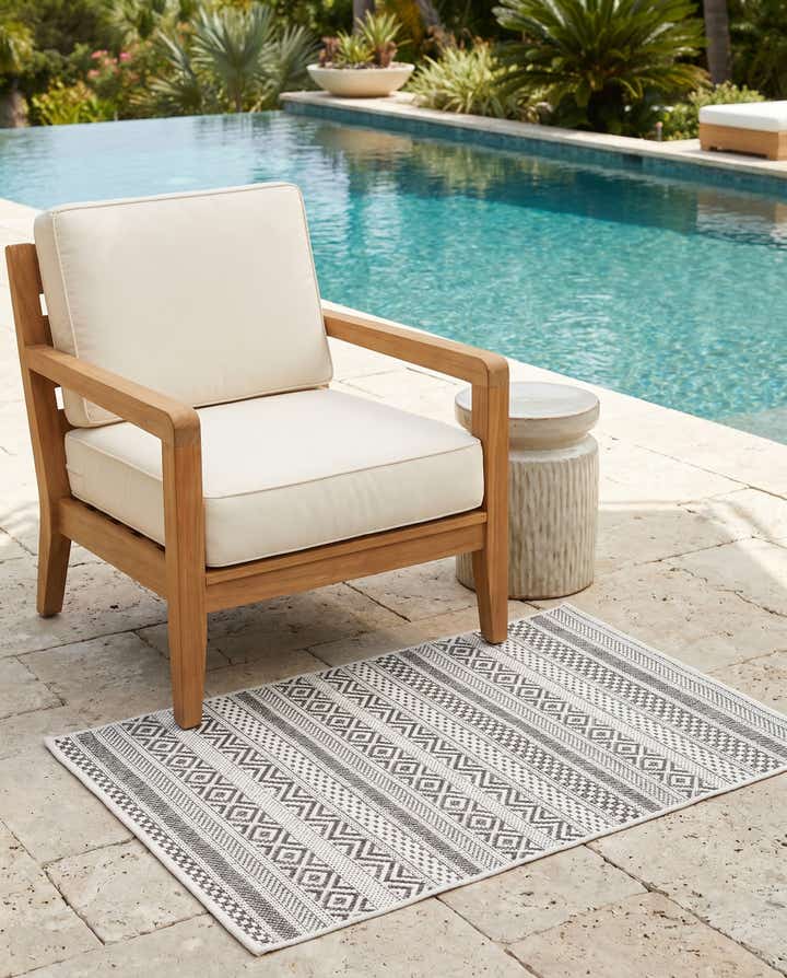 2' x 3' Easy-Clean Striped Indoor / Outdoor Rug