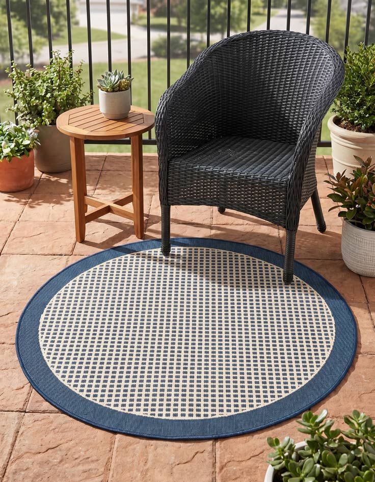 Detail image of 3' x 3' Easy-Clean Border Indoor / Outdoor Round Rug
