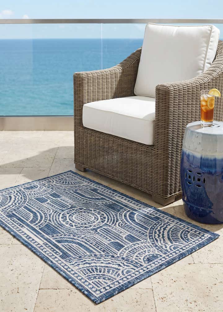 2' x 3' Easy-Clean Traditional Indoor / Outdoor Rug