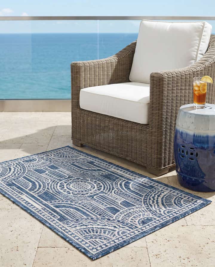 2' x 3' Easy-Clean Traditional Indoor / Outdoor Rug