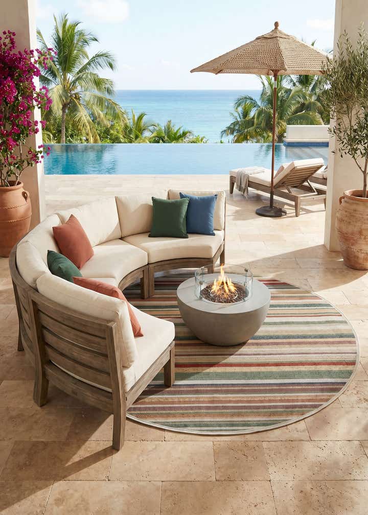 7' 10 x 7' 10 Easy-Clean Baja Indoor / Outdoor Round Rug