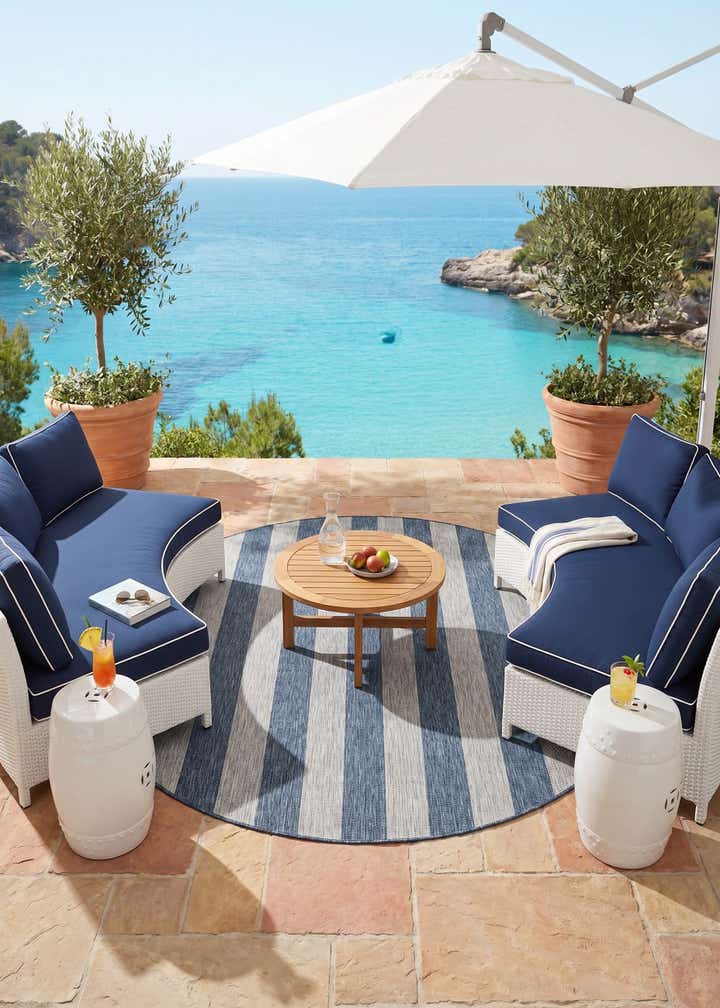 7' 10 x 7' 10 Easy-Clean Striped Indoor / Outdoor Round Rug