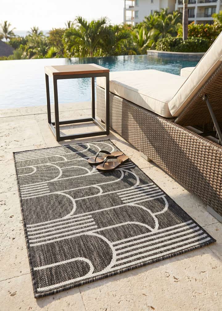 2' x 3' Easy-Clean Modern Indoor / Outdoor Rug