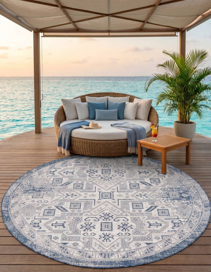 Detail image of 7' 10 x 7' 10 Easy-Clean Aztec Indoor / Outdoor Round Rug