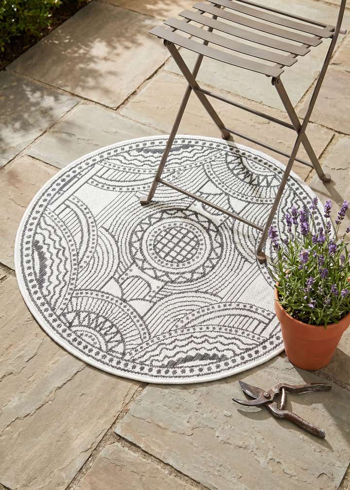 3' 1 x 3' 1 Easy-Clean Traditional Indoor / Outdoor Round Rug