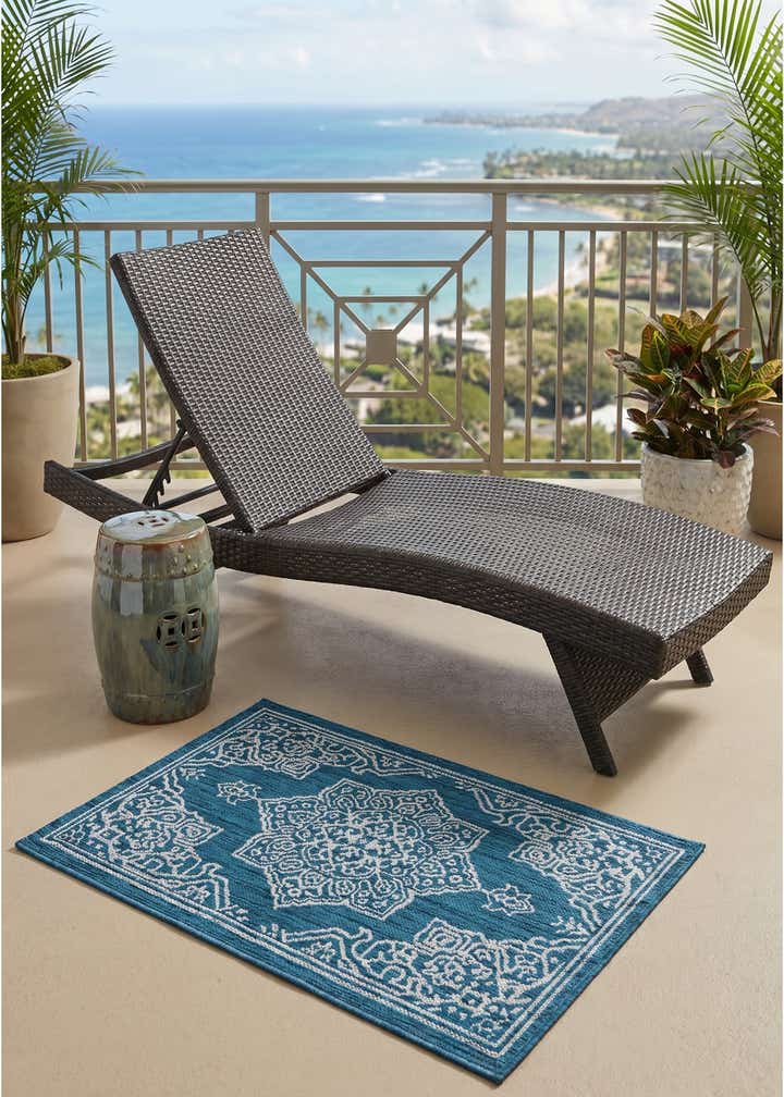 2' x 3' Easy-Clean Traditional Indoor / Outdoor Rug