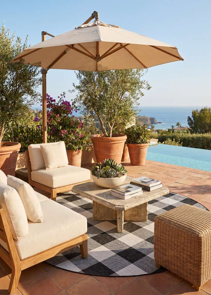 7' 10 x 7' 10 Easy-Clean Checkered Indoor / Outdoor Round Rug