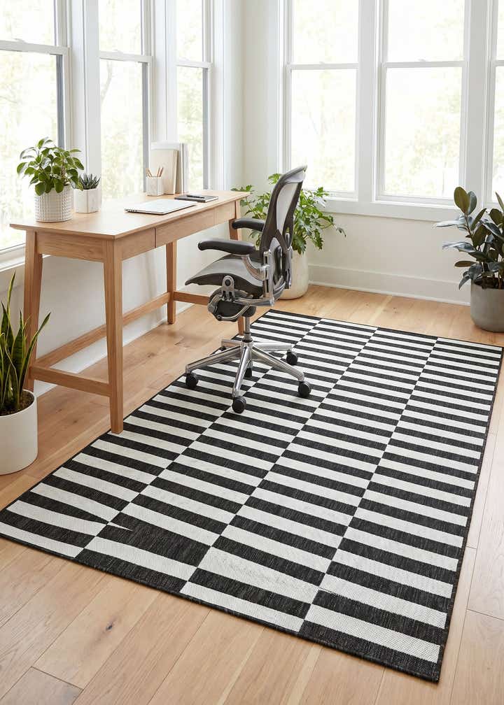 5' 3 x 8' Easy-Clean Striped Indoor / Outdoor Rug