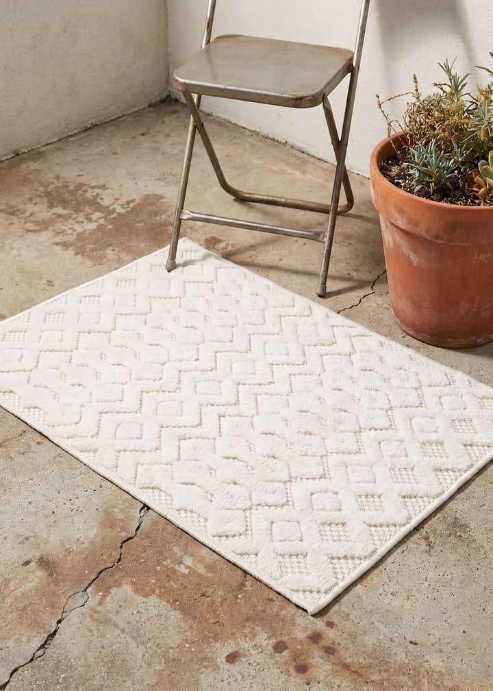 2' x 3' Easy-Clean Trellis Textured Indoor / Outdoor Rug