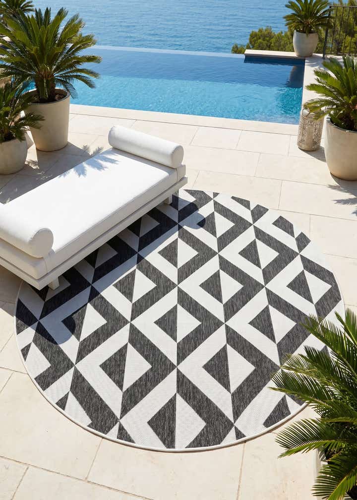 7' x 7' Easy-Clean Jill Zarin Indoor / Outdoor Round Rug