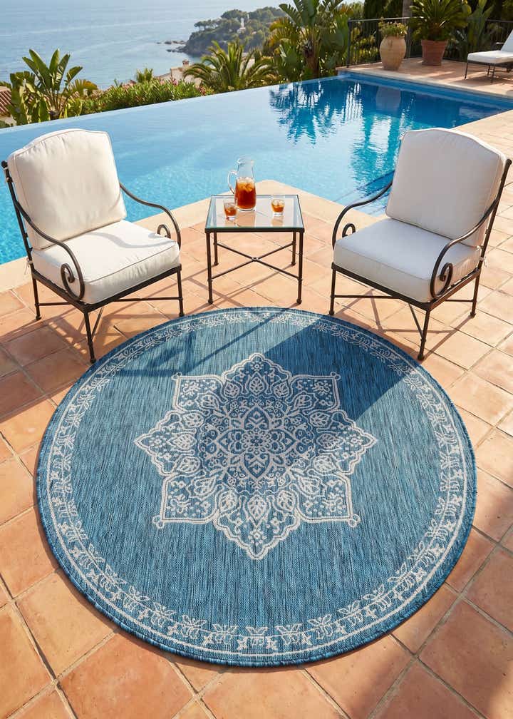 5' 3 x 5' 3 Easy-Clean Traditional Indoor / Outdoor Round Rug