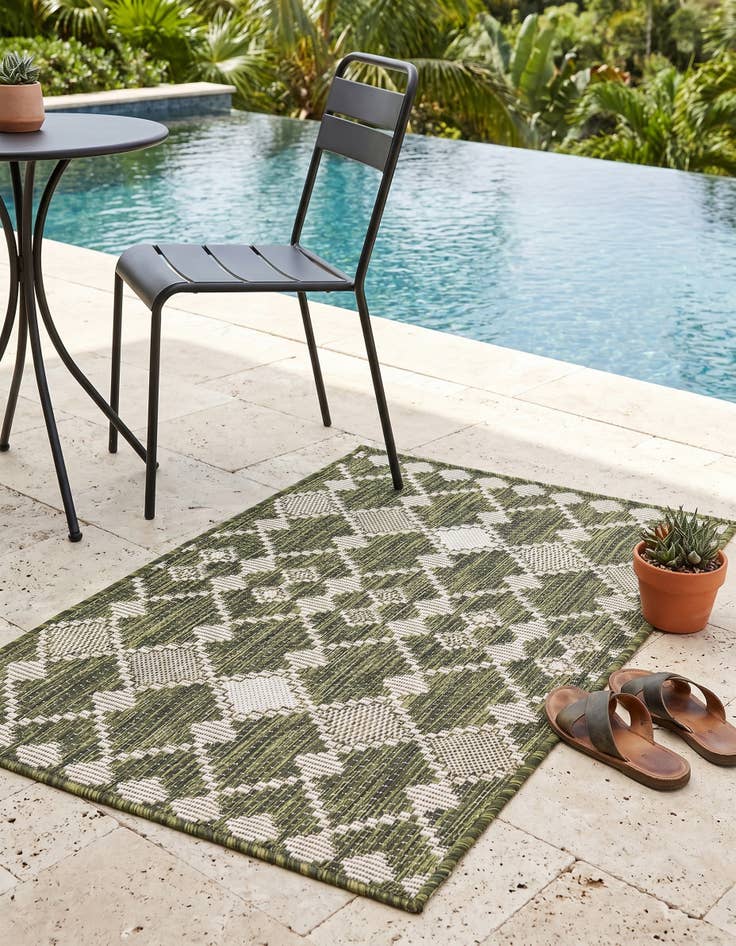 Detail image of 2' x 3' Easy-Clean Trellis Indoor / Outdoor Rug