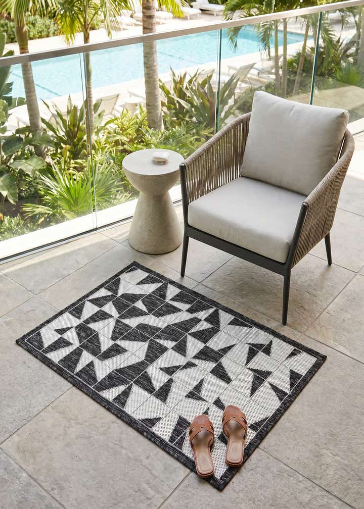 2' x 3' Easy-Clean Modern Indoor / Outdoor Rug