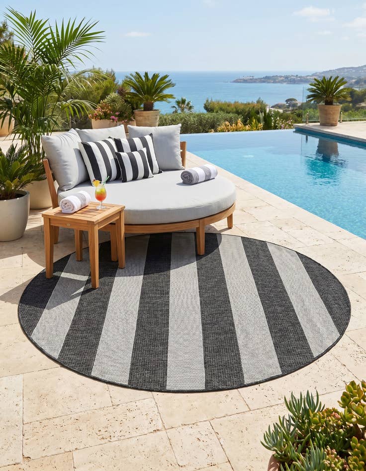 Detail image of 6' x 6' Easy-Clean Striped Indoor / Outdoor Round Rug