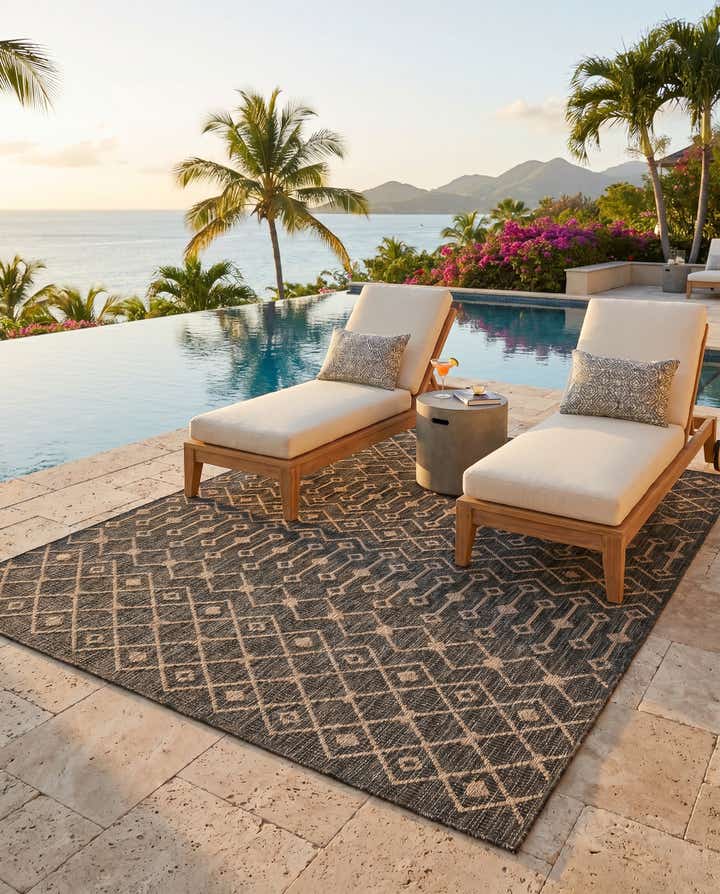 5' 3 x 8' Easy-Clean Lattice Indoor / Outdoor Rug