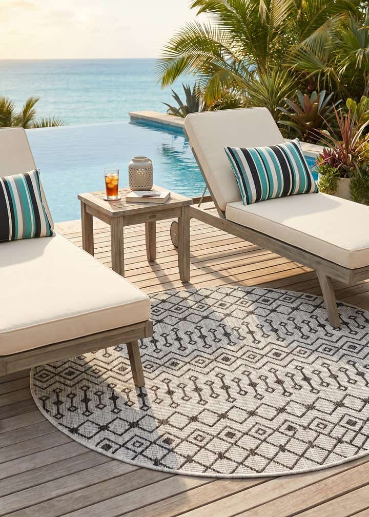 5' 3 x 5' 3 Easy-Clean Lattice Indoor / Outdoor Round Rug