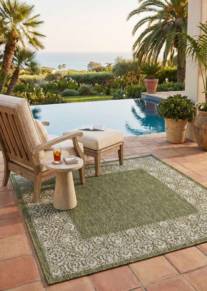 5' 3 x 5' 3 Easy-Clean Border Indoor / Outdoor Square Rug