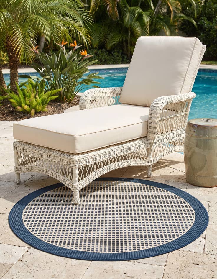 Detail image of 3' x 3' Easy-Clean Border Indoor / Outdoor Round Rug