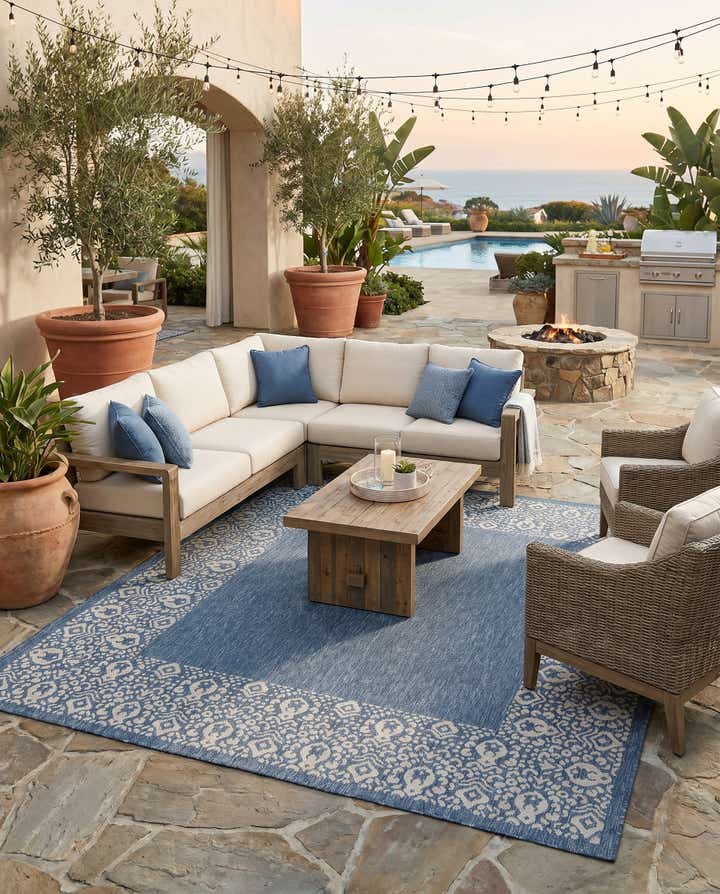 7' 10 x 7' 10 Easy-Clean Border Indoor / Outdoor Square Rug