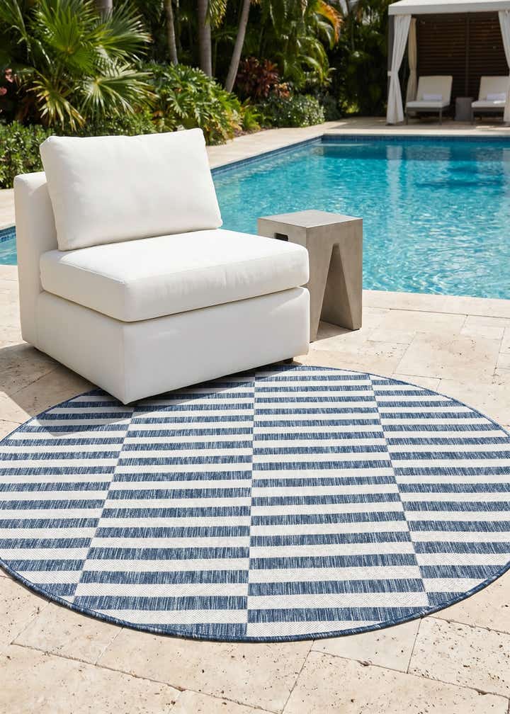 5' 3 x 5' 3 Easy-Clean Ribbon Indoor / Outdoor Round Rug