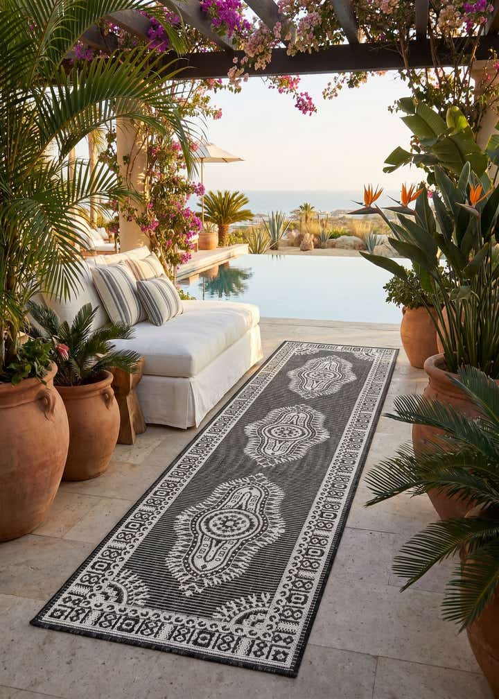 2' x 8' Easy-Clean Traditional Indoor / Outdoor Runner Rug