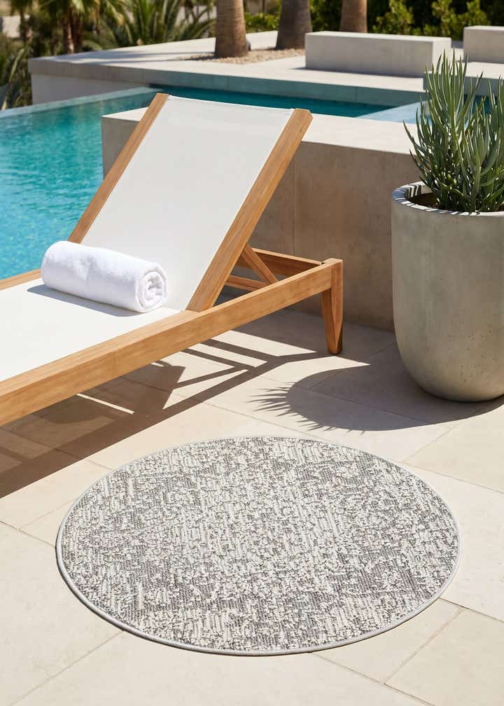 3' 1 x 3' 1 Easy-Clean Traditional Indoor / Outdoor Round Rug