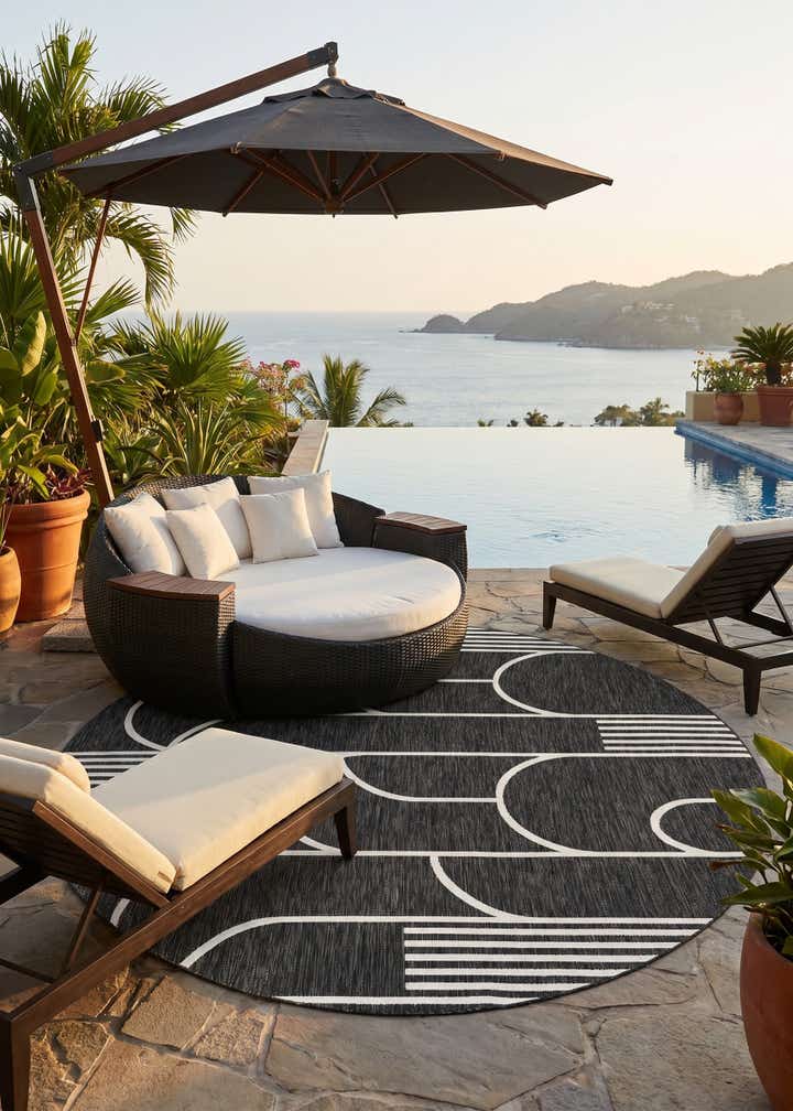 7' 10 x 7' 10 Easy-Clean Modern Indoor / Outdoor Round Rug