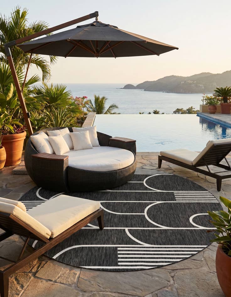 Detail image of 7' 10 x 7' 10 Easy-Clean Modern Indoor / Outdoor Round Rug