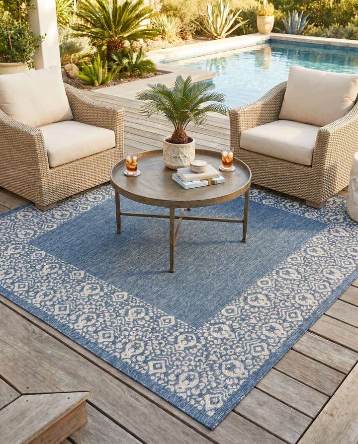 7' 10 x 7' 10 Easy-Clean Border Indoor / Outdoor Square Rug