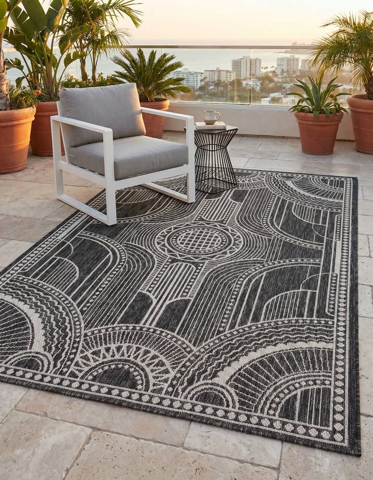 Detail image of 4' 1 x 6' 1 Easy-Clean Traditional Indoor / Outdoor Rug
