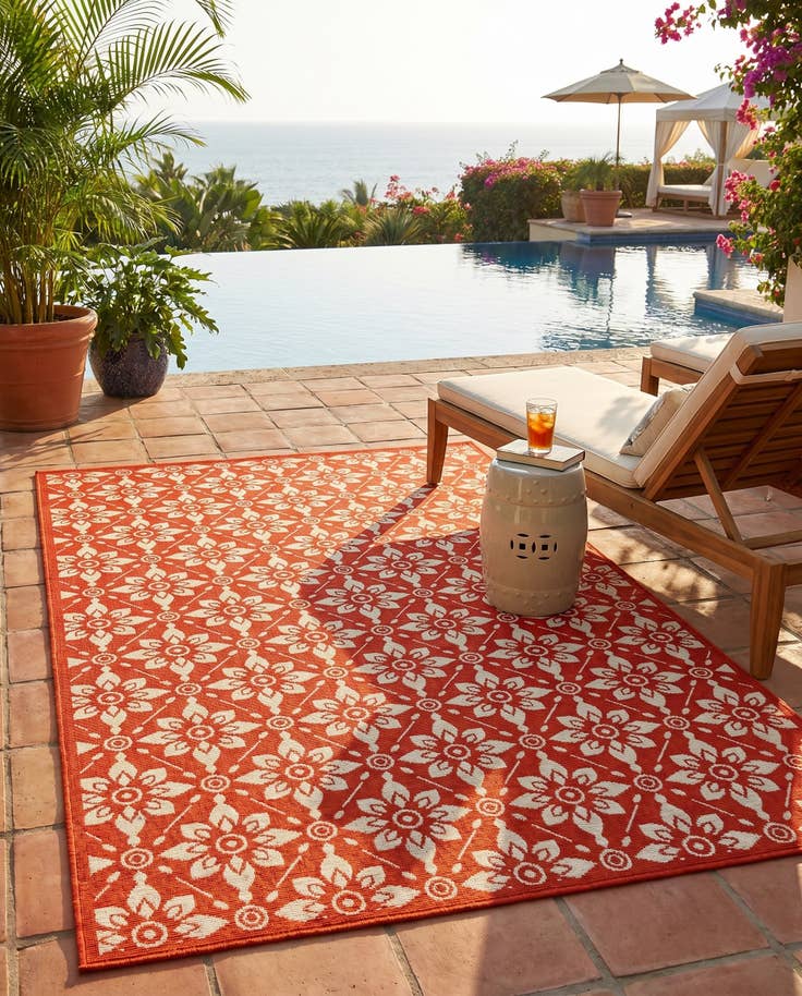Detail image of 5' x 8' Easy-Clean Lattice Indoor / Outdoor Rug