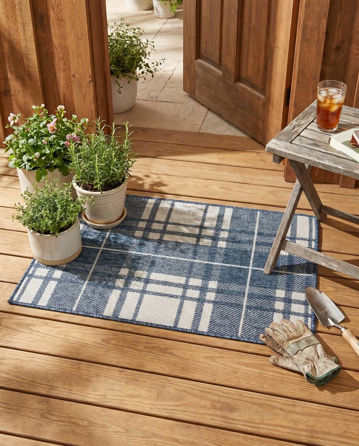 Detail image of 2' x 3' Easy-Clean Checkered Indoor / Outdoor Rug