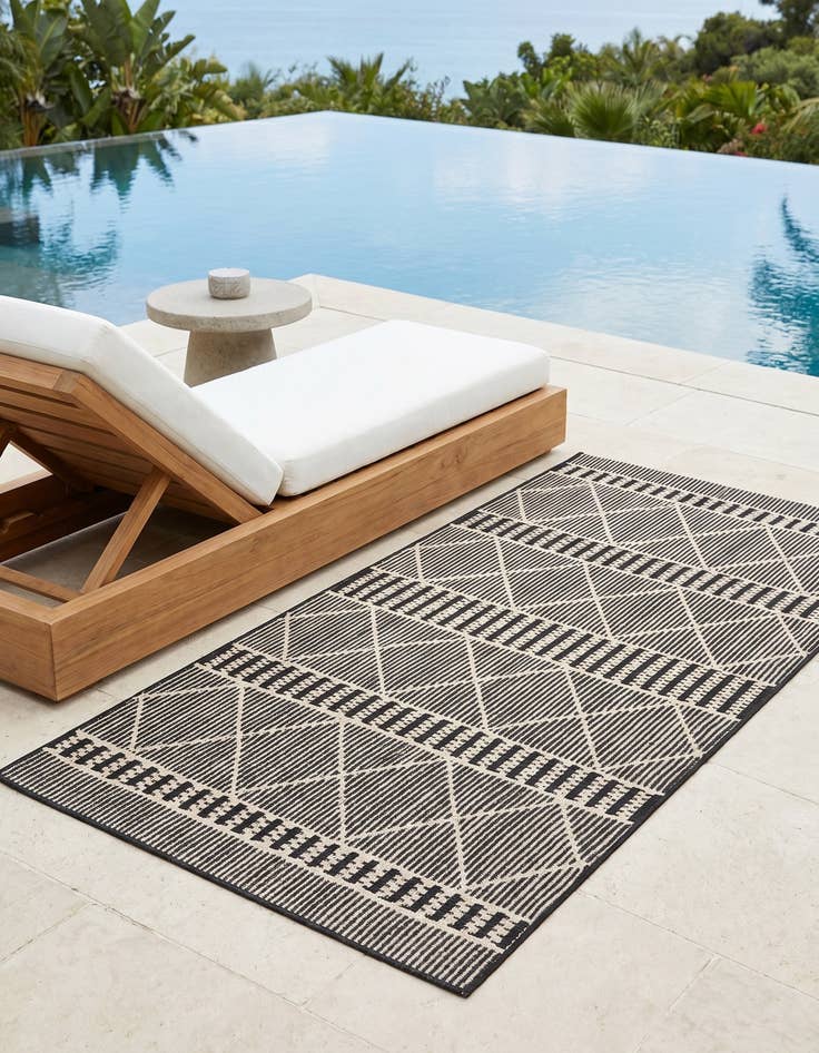 Detail image of 3' 3 x 5' 3 Easy-Clean Trellis Indoor / Outdoor Rug