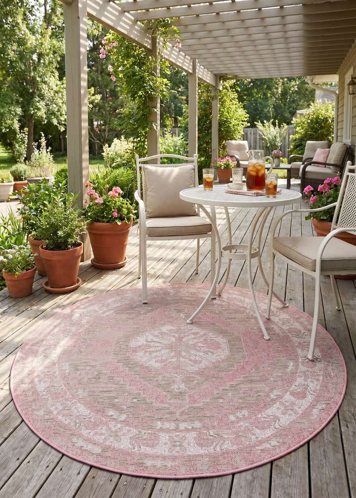 5' 3 x 5' 3 Easy-Clean Traditional Indoor / Outdoor Round Rug