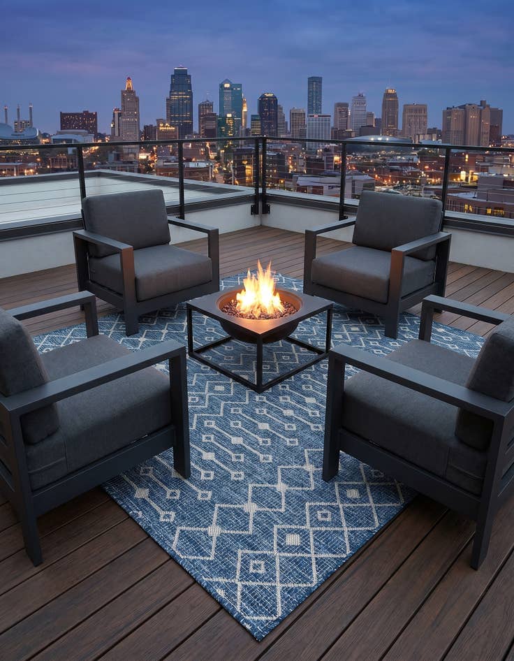 Detail image of 6' x 6' Easy-Clean Lattice Indoor / Outdoor Square Rug