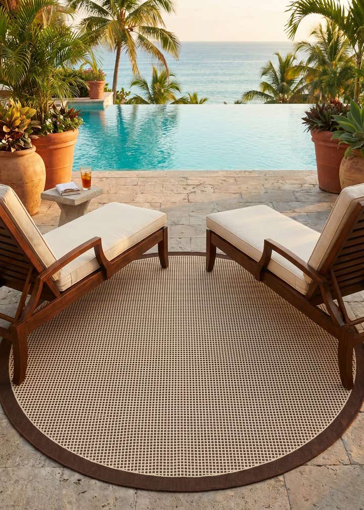 7' 10 x 7' 10 Easy-Clean Border Indoor / Outdoor Round Rug